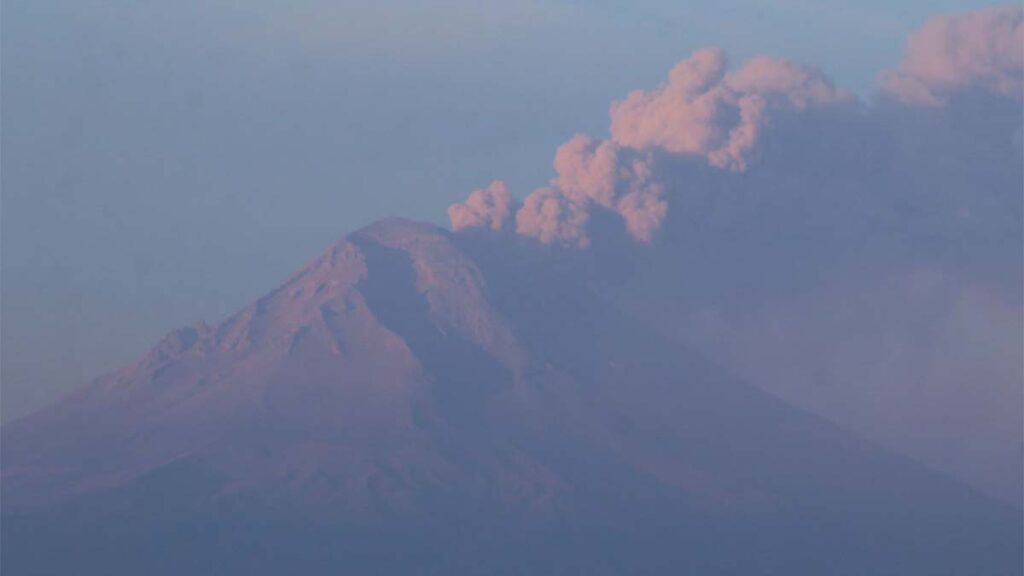 Se pronostica posible caída de ceniza del volcán Popocatépetl.