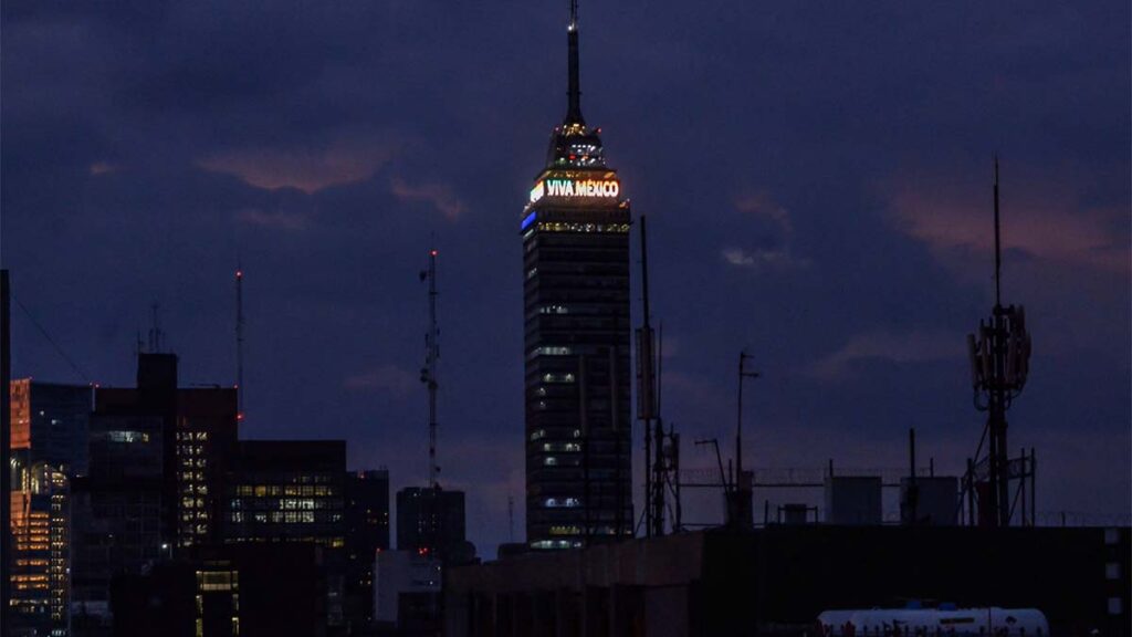 Captan misterioso objeto en el cielo de la CDMX.