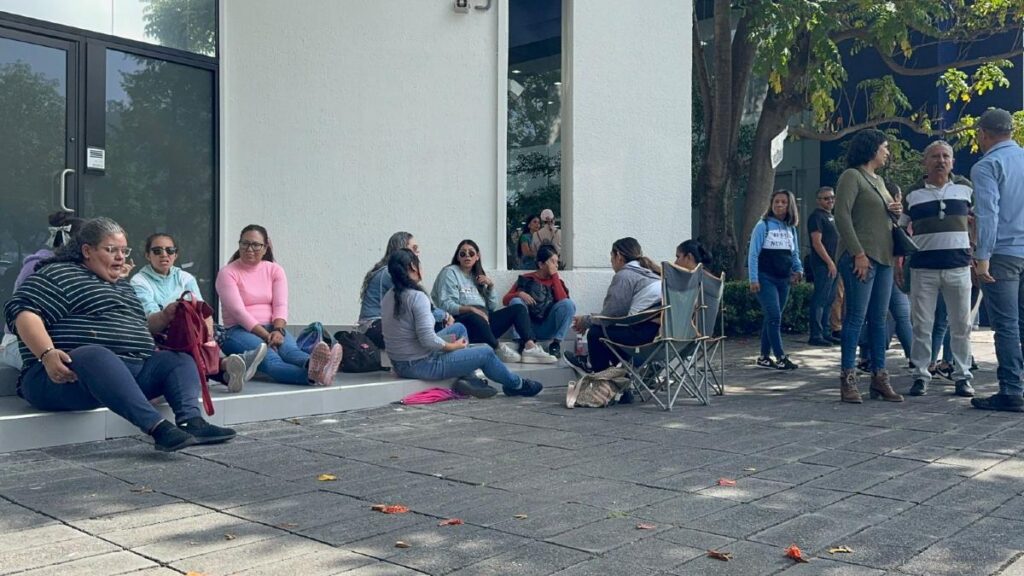 CNTE en Michoacán toma y protesta en bancos, alcaldías y oficinas de rentas