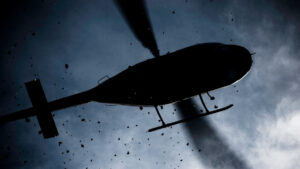 Helicóptero pierde el control y cae a estanque en Francia; video