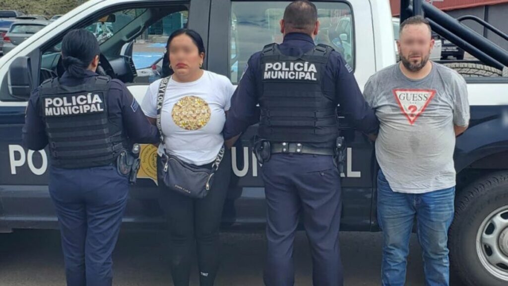 ¡Con las manos en la masa! Detienen a pareja tras robar autopartes en centro comercial en Querétaro; así los agarraron