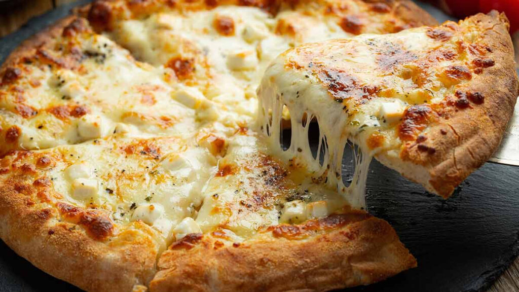 Día Internacional de la Pizza de queso: celebra con la deliciosa receta de nuestra chef Erika Biz