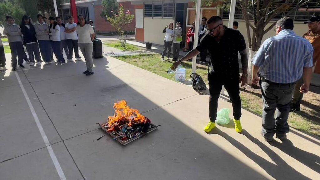 Queman celulares en secundaria de Durango.