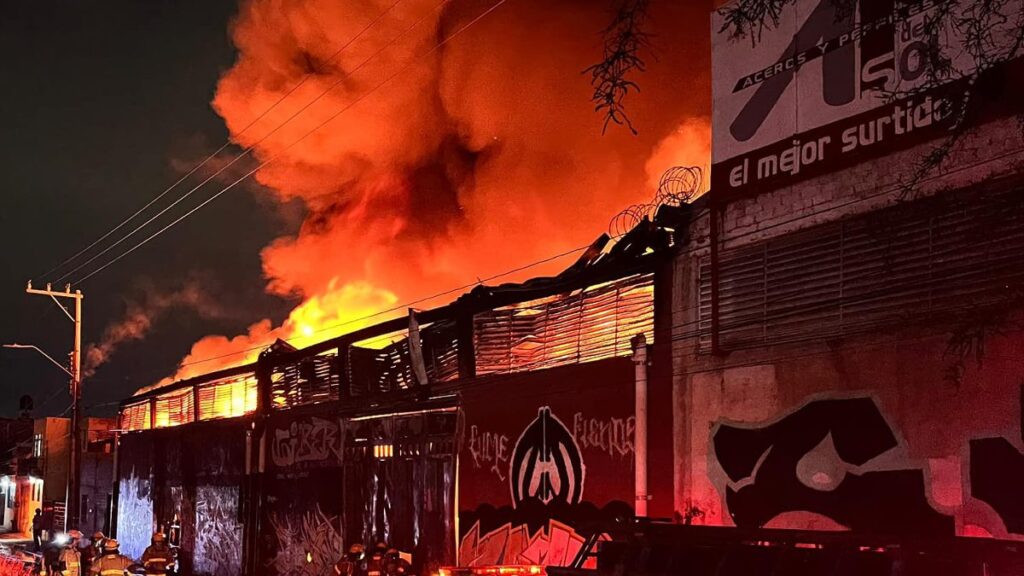 En imágenes: arde fábrica de textiles en León, Guanajuato; desalojan a 90 personas