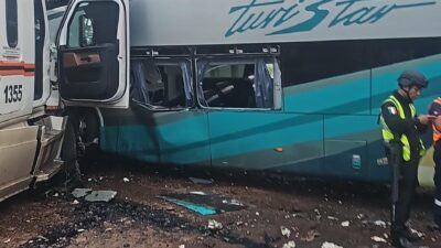 Fuerte accidente en la Autopista Siglo XXI: chocan autobús y tráiler; hay muertos y heridos