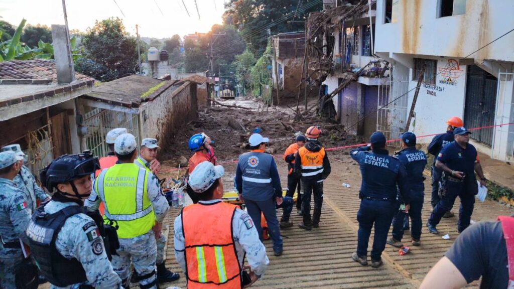 Tres personas murieron tras el deslave de un cerro en Xalapa.