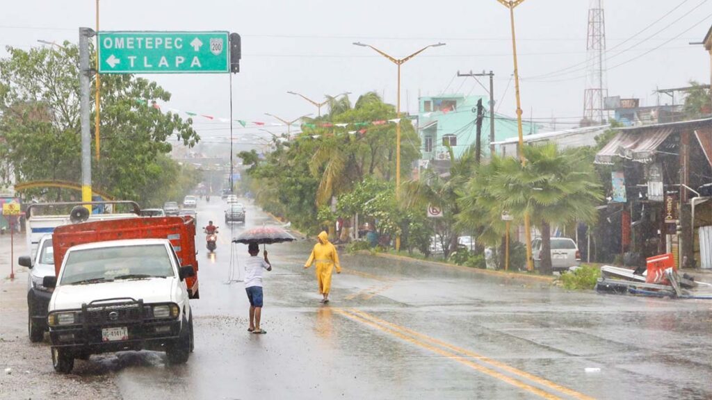 Paso de John en Guerrero dejó intensas lluvias en el estado.