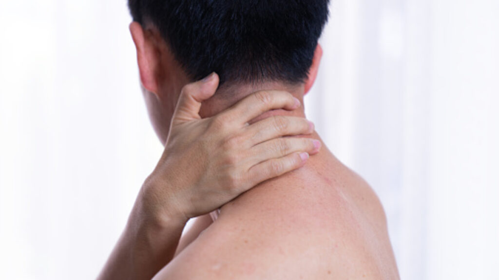 Hombre recibe fuerte golpe en el cuello con pesas dentro de gimnasio