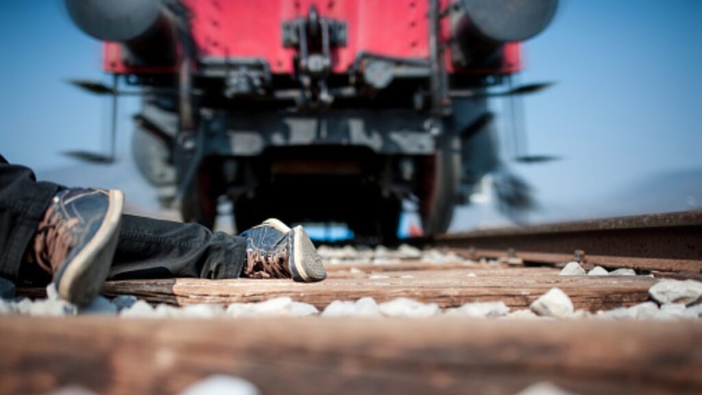 ¿Imprudencia o descuido? Hombre intenta cruzar las vías y ¡muere arrollado por tren!