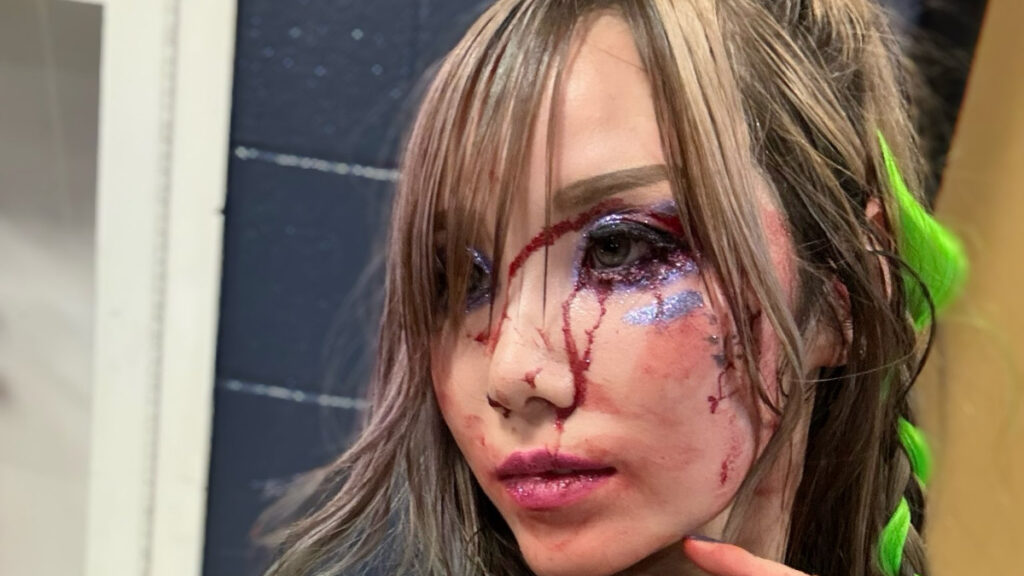 La luchadora de WWE, Kairi Sane, muestra las marcas de la batalla