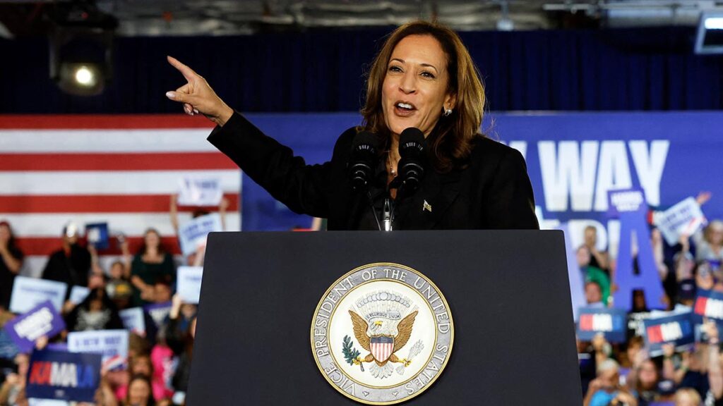 La candidata presidencial demócrata Kamala Harris hace campaña en Wilkes-Barre