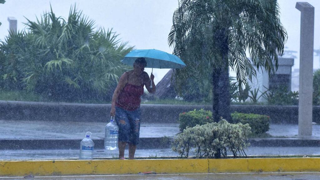 Siguen las lluvias en Lázaro Cárdenas, Michoacán.