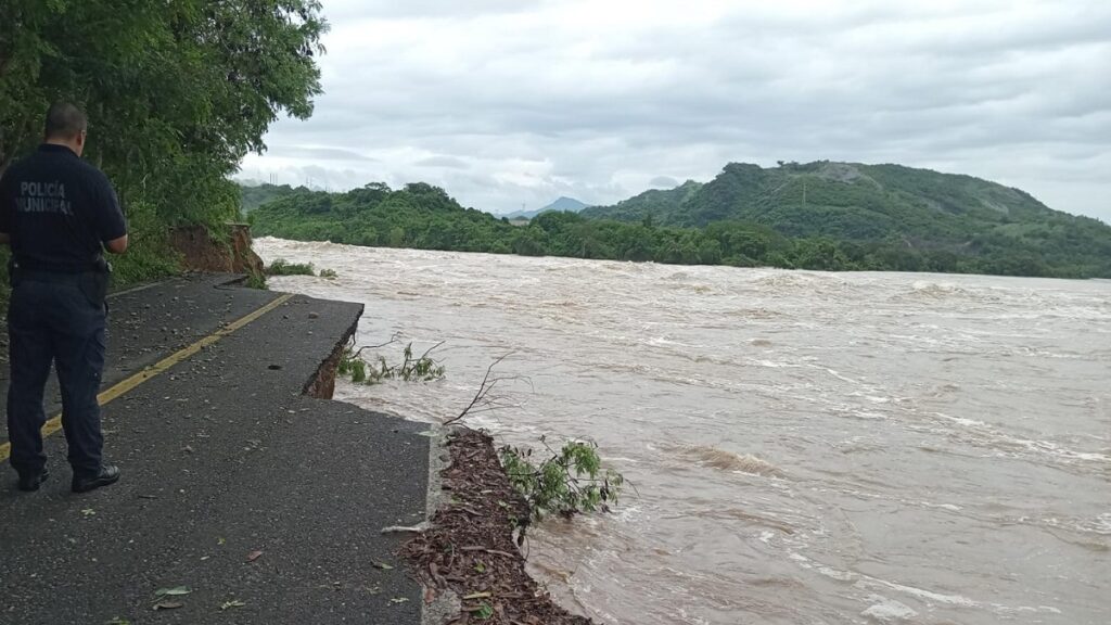 lluvia-no-da-tregua-evacuacion-masiva-en-michoacan-se-desborda-rio-en-jalisco