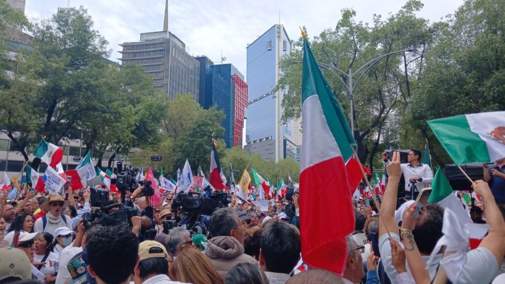 Manifestantes en el Senado de la República