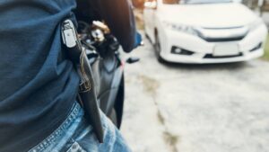 Asalta tienda, roba auto y choca en fuga; buscan al “Chaparrito” en BC