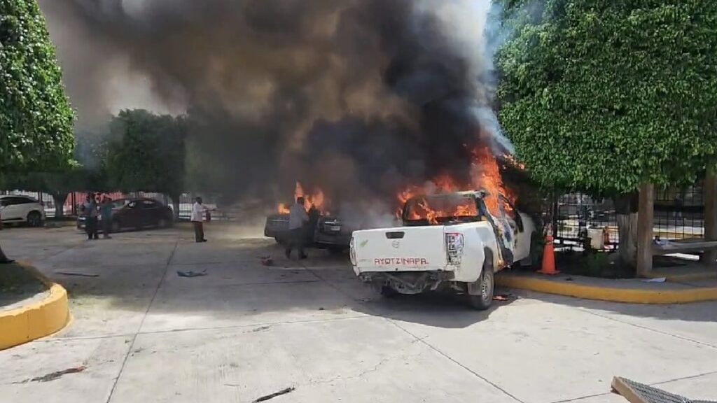 Normalistas de Ayotzinapa vandalizan congreso de Guerrero y destruyen autos