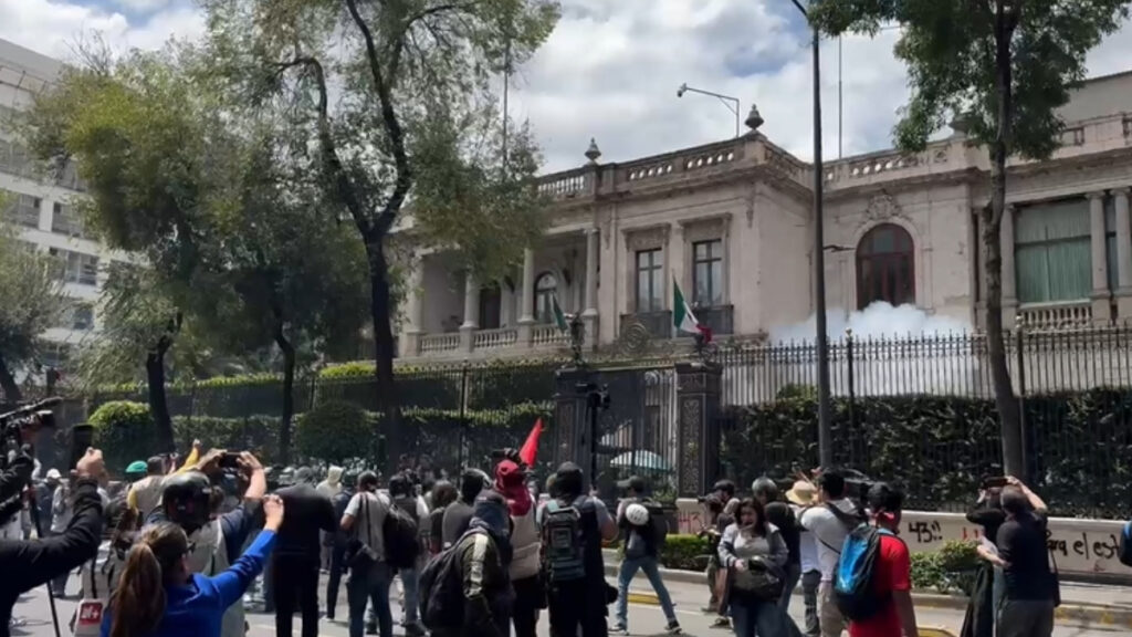 Normalistas lanzan petardos a la Segob