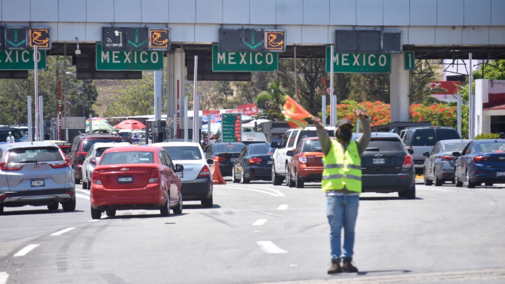 Normalistas causaron destrozos en la caseta de Palo Blanco