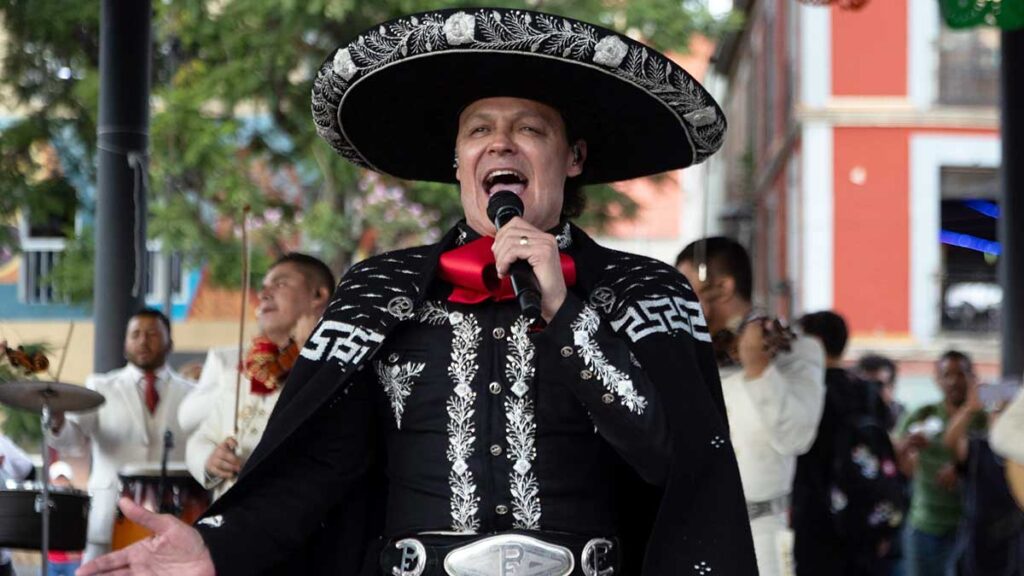 Pedro Fernández sorprende con concierto gratuito en Garibaldi