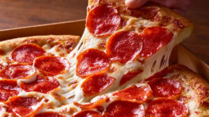 Joven de Oaxaca crea la “Pizzería Ilegal” y triunfa tras ser deportado