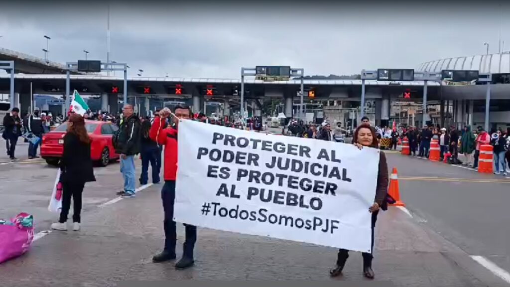 ¡Sin pagar caseta! Trabajadores del PJF se manifiestan en la México-Cuernavaca