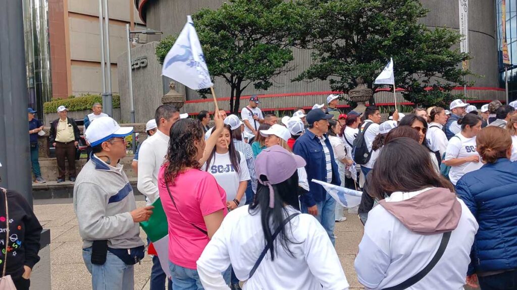 Manifestantes en contra de la reforma judicial.