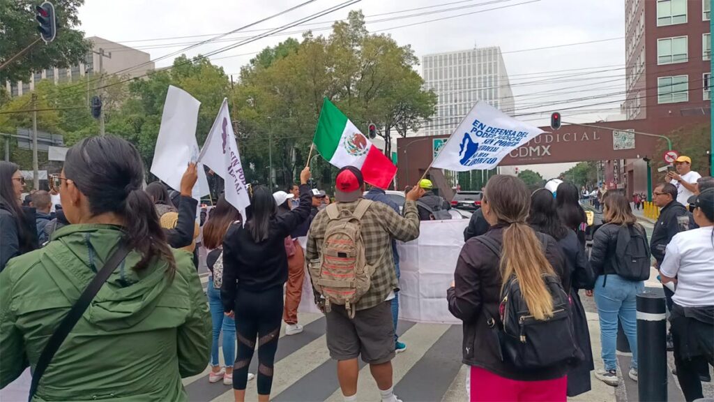 Manifestantes en contra de la reforma judicial llegan a las instalaciones del Poder Judicial de la CDMX