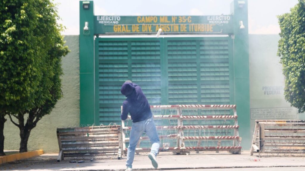 Protesta de normalistas de Ayotzinapa en zona militar de Iguala