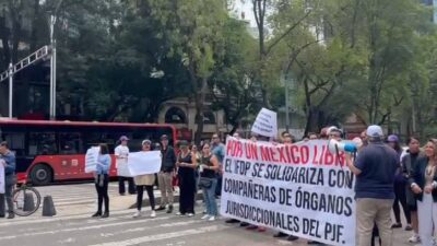 trabajadores-y-colectivos-se-manifiestan-a-favor-y-en-contra-de-la-reforma-al-pjf-afuera-del-senado