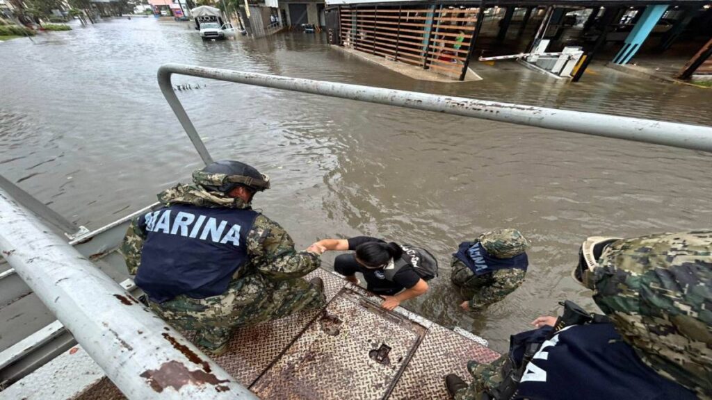 La lluvia del huracán Helene arrastró mucha basura.