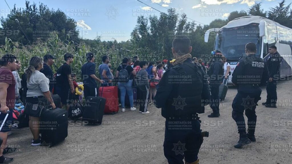 Queman autobuses en la supercarretera Durango-Mazatlán: autoridades rescatan a 165 turistas