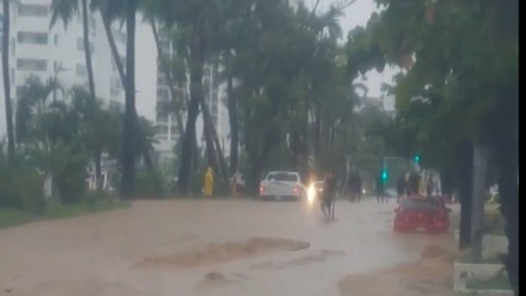 Rescatan A Personas En Acapulco