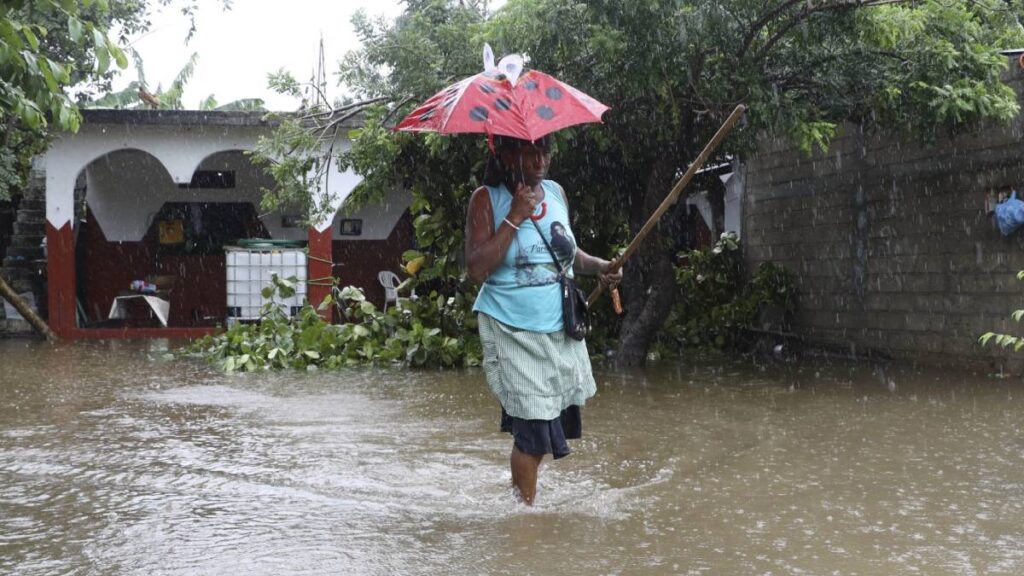 Siguen las lluvias en México por el ciclón tropical John y el huracán Helene