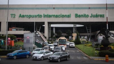 Taxis de aplicación aseguran que pueden cargar pasaje en el AICM