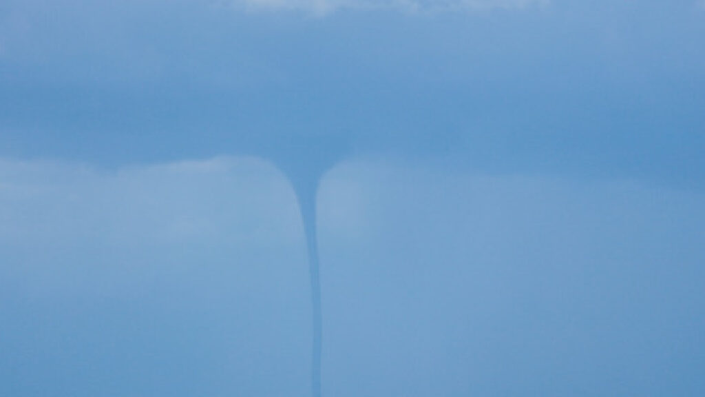 Tornado sorprende a habitantes en Nayarit