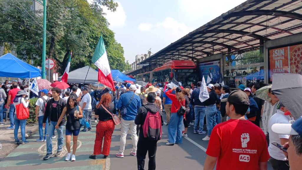 Ocupan los carriles centrales de avenida Insurgentes Sur.