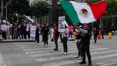 Trabajadores del PJF hacen protestas intermitentes en Paseo de la Reforma