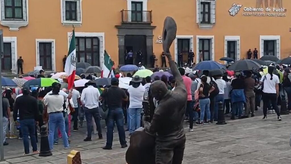 trabajadores-del-pjf-protestan-en-la-sede-del-gobierno-de-puebla