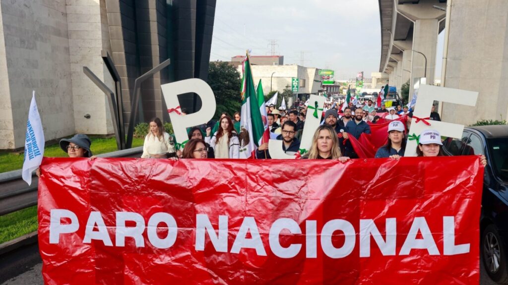 Trabajadores del Poder Judicial marchan en la México-Toluca para sumarse a bloqueos en el Senado