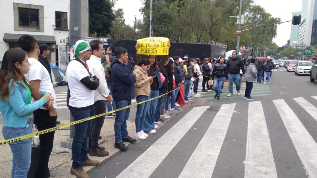 Trabajadores del Poder Judicial marchan en la México-Toluca para sumarse a bloqueos en el Senado