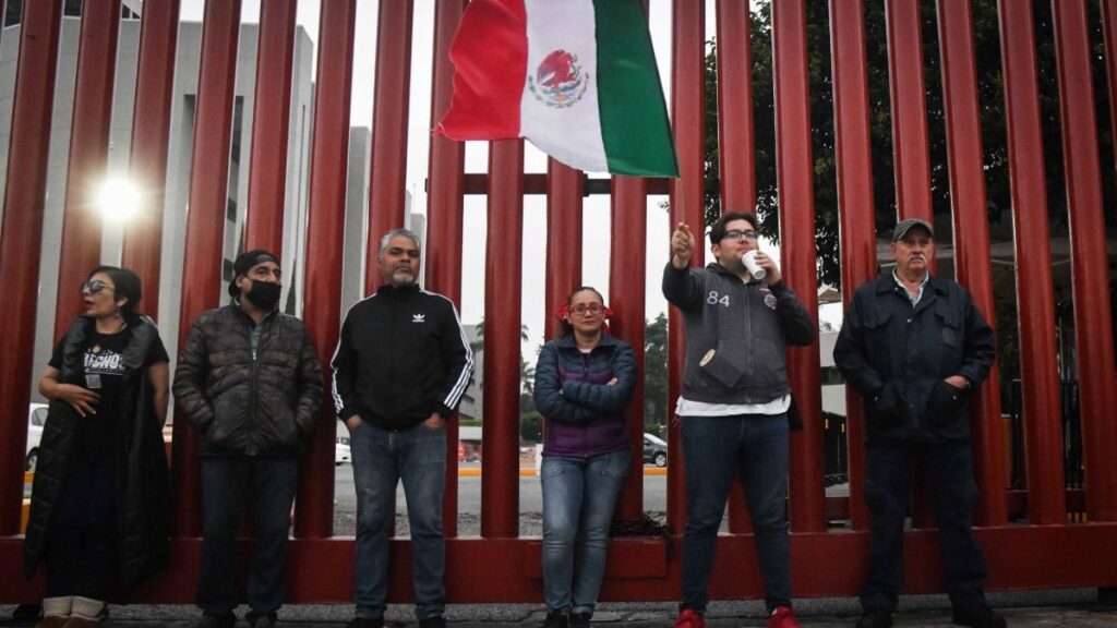 Trabajadores del Poder Judicial mantienen bloqueo en la Cámara de Diputados