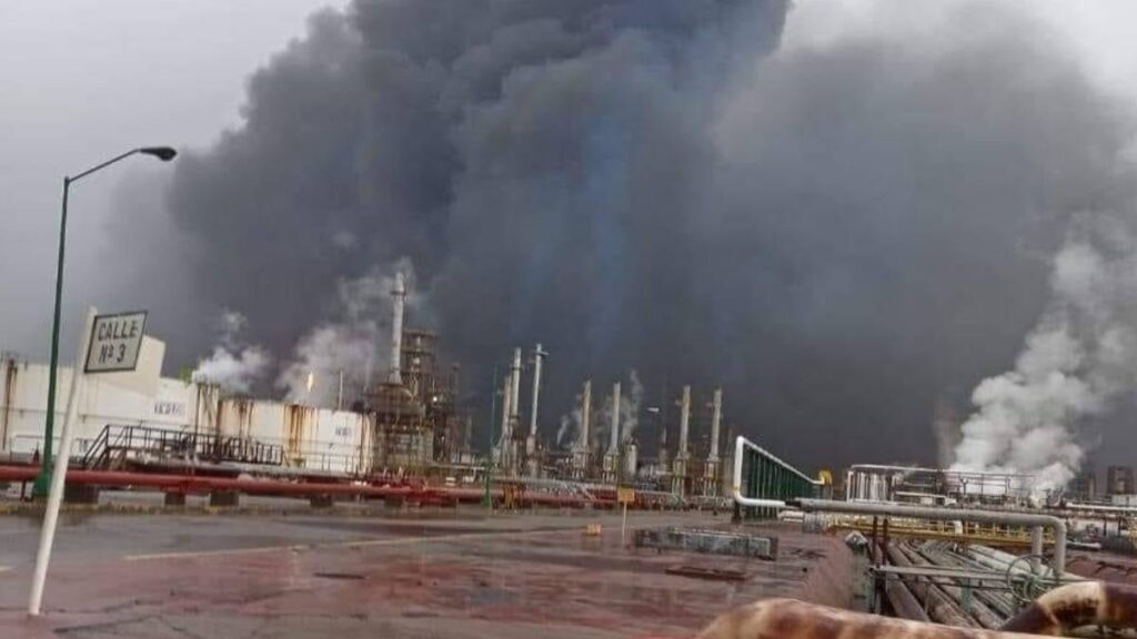 Incendio en refinería de Salina Cruz.