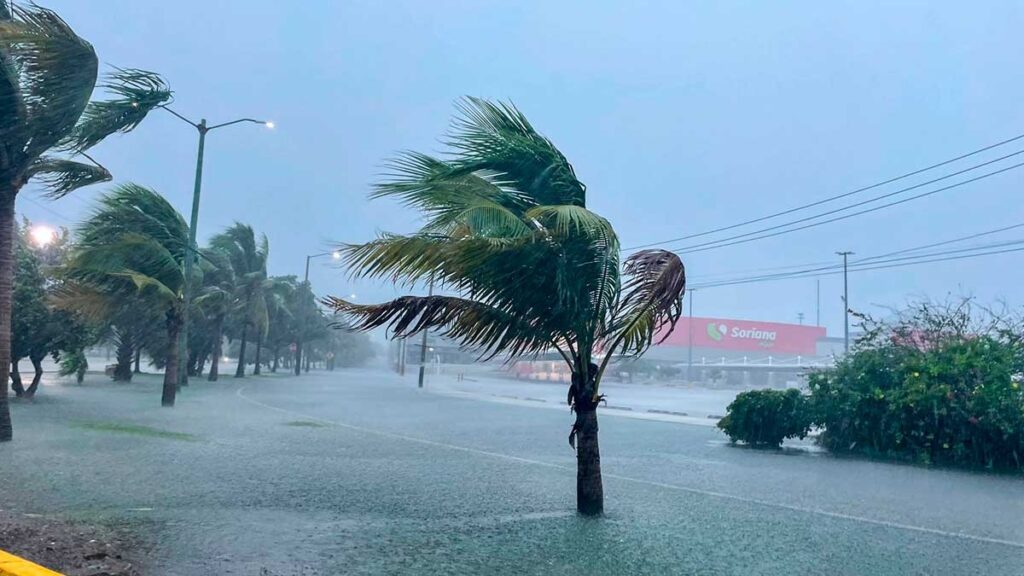 John se intensifica a huracán 1; Helene ya es categoría 2