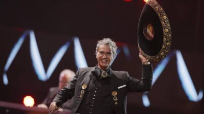 Alejandro Fernández conmueve con homenaje a Vicente Fernández