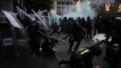 Anarquistas dañaron el Palacio de Correos y otras zonas en CDMX