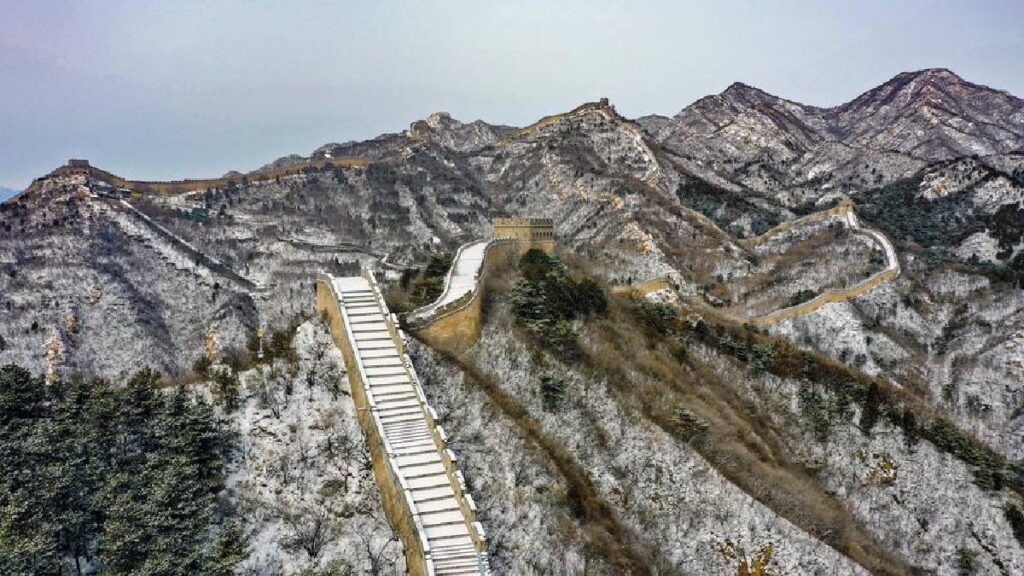 Avión eléctrico vuela por muralla china