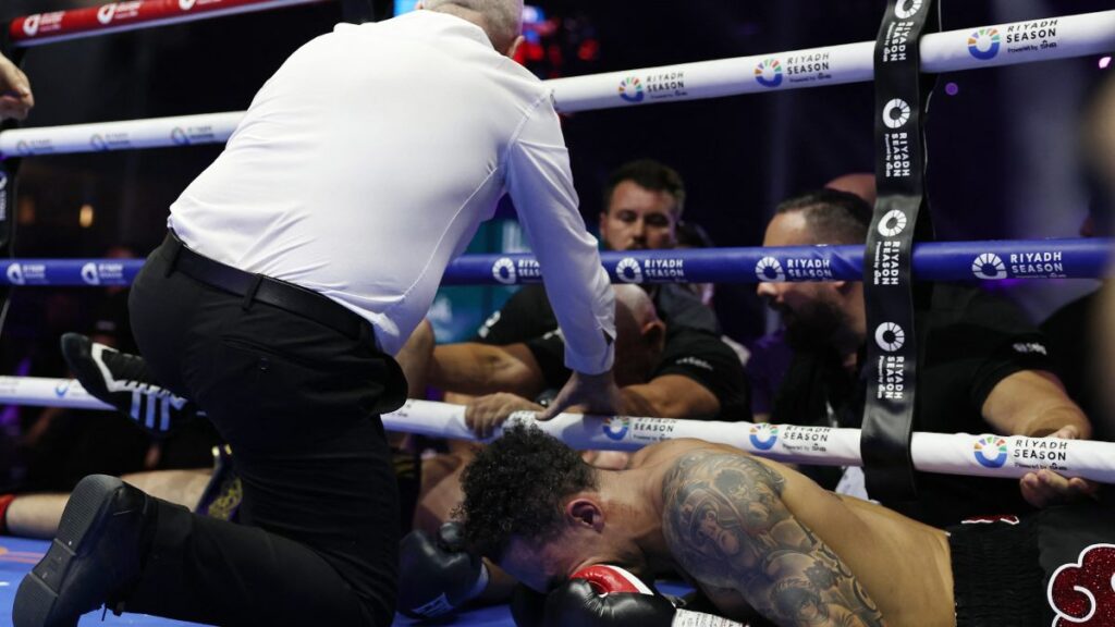 Uno de los boxeadores terminó lesionado