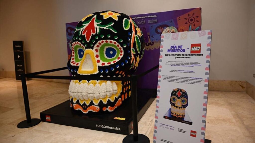 La calavera gigante de LEGO se exhibirá los próximos días