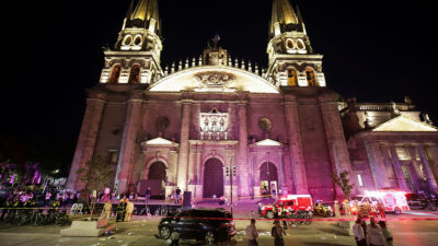 Camioneta ingresa a paso peatonal y atropella a varias personas afuera de la catedral de Guadalajara