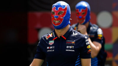 Checo Pérez llega con máscara de luchador al paddock del GP de México